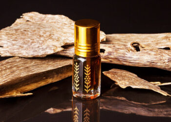 همه چیز درباره عود، نت عطری دودی و جذاب که همیشه توجه‌ها را به خود جلب می‌کند