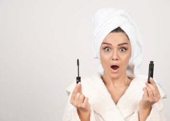 چگونه ریمل بزنیم که مژه ها به هم نچسبد؟