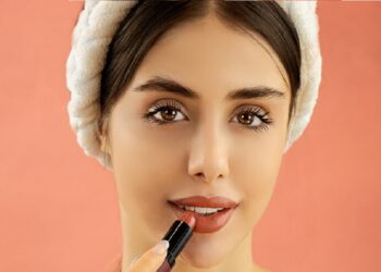 آموزش رژلب زدن برای لب های بزرگ