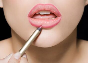 7 مرحله آموزش رژ لب زدن به صورت کامل