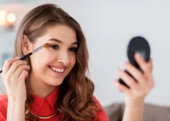 ترفندهای حرفه‌ای برای داشتن آرایشی ماندگار در طول روز