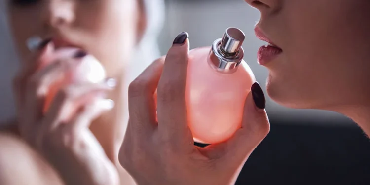 چگونه عطر را به درستی روی بدن و لباس اسپری کنیم