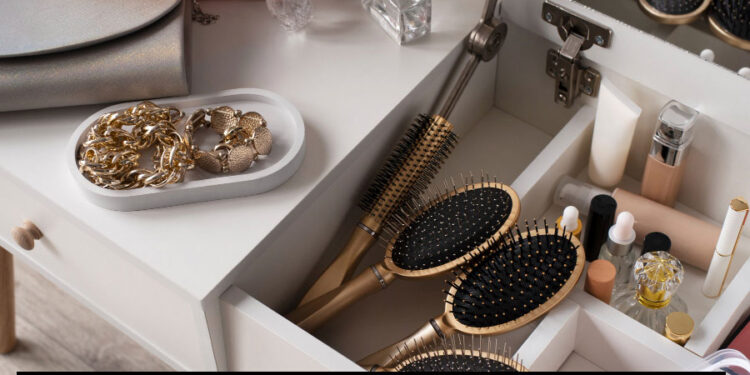 چیدن وسایل آرایشی به سبک عروسانه و دخترانه