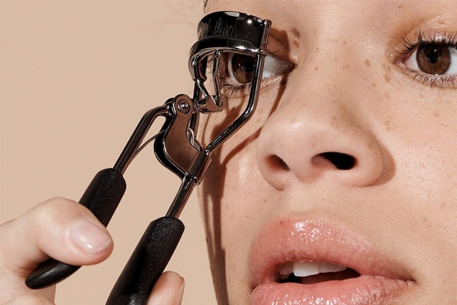 آموزش کشیدن خط چشم برای خودمان با فرمژه