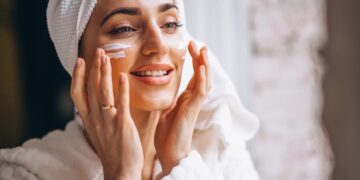 ضد آفتاب رنگی یا بی‌رنگ